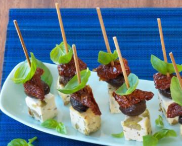 Mini-brochettes de tofu, olive, basilic, tomate séchée Mini-brochettes de tofu, olive, basilic, tomate séchée