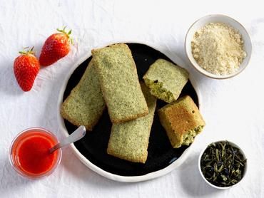 Financiers au thé vert et coulis de fraises Financiers au thé vert et coulis de fraises